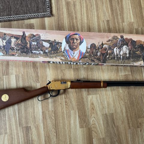 WINCHESTER COMMEMORATIVE ‘CHEROKEE CARBINE’ Model 94 med eske