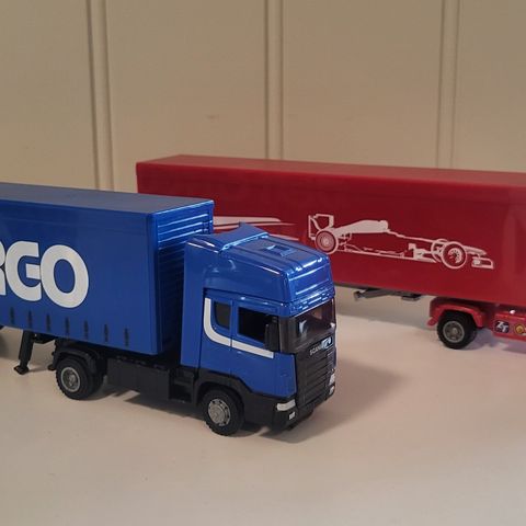 Selger to små leke-lastebiler