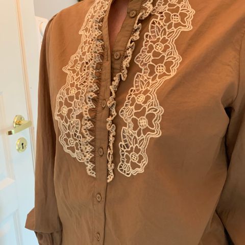 Nydelig bluse med blonder fra YAS