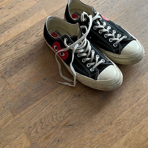 COMME DES GARCONS PLAY X CONVERSE CDG BIG HEART LOW TOP BLACK SKO SORT