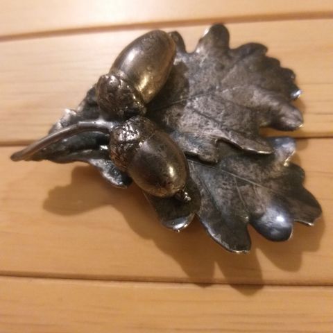 Gammel sølvnål med eikenøtter på blader