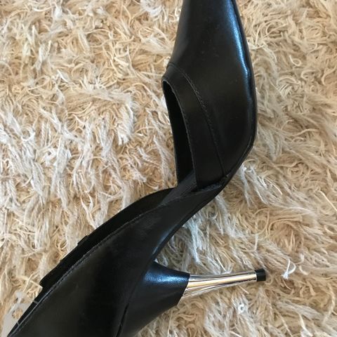 Bianco sorte pumps med metallhel