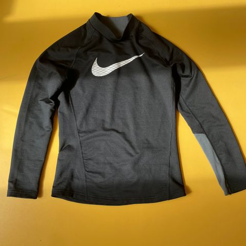 Nike treningstopp til barn str147-158 (12-13 år)