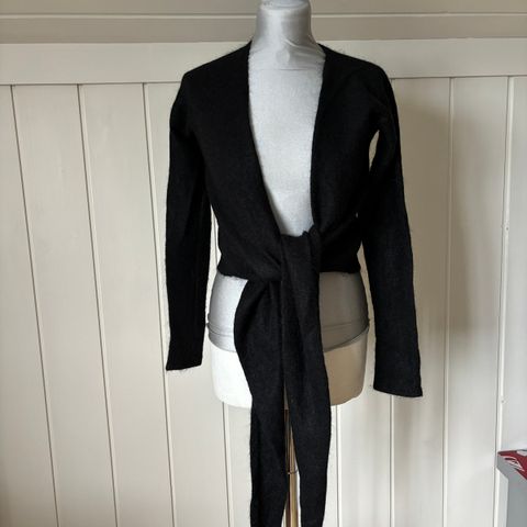 Cathrine Hammel jakke som kan knytes foran eller brukes som omslagsjakke.