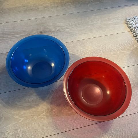 To kjøkkenboller, blå og rød plastbolle