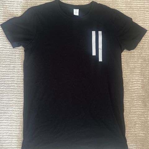 Som ny! Stilig svart t-skjorte med reflekselementer str 14+/170cm