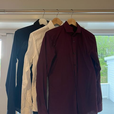 3 Dressskjorter/Penskjorter. (Burgunder, Hvit, Svart)