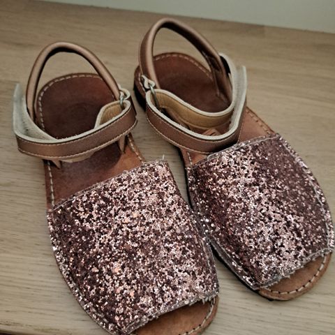 skinn-sandaler med glitter str 33