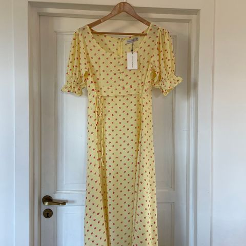 Nydelig gul kjole fra FAITHFULL THE BRAND