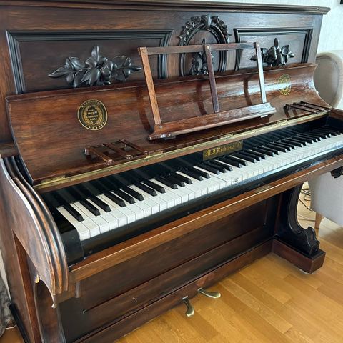 Vakkert gammelt piano gis bort