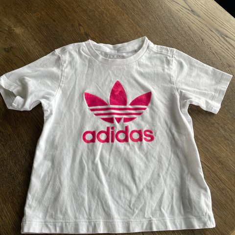 Adidas t-skjorte str 5-6 år/116