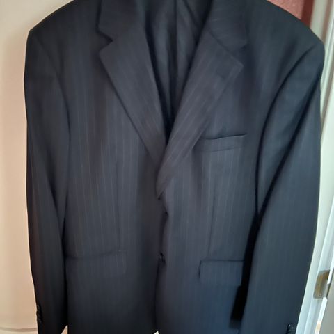 Svart blazer svart m/striper str 54. Nydelig stoff 100% ull. Er ren, delikat.