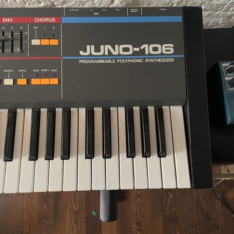 Roland Juno-106 med strømtilkobling og hardcase