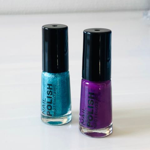 To fine neglelakker 💜🩵 metallic blue og purple
