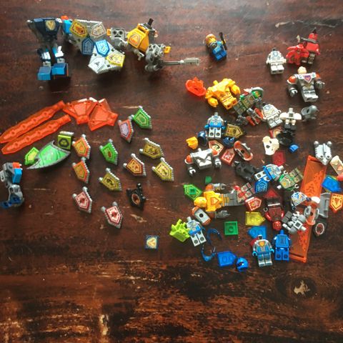 En lot med Nexo Knights selges samlet!