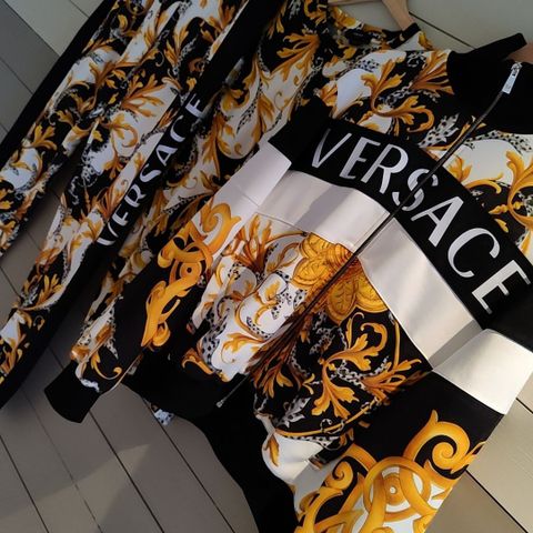 Versace sett - t-skjorte, genser og bukse