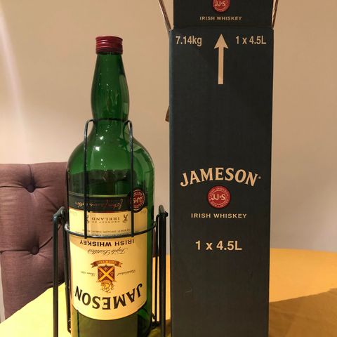 Jameson's Whiskey  stor tomflaske med stativ og eske.