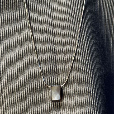 Elegant sølv halskjede med Perlemor anheng