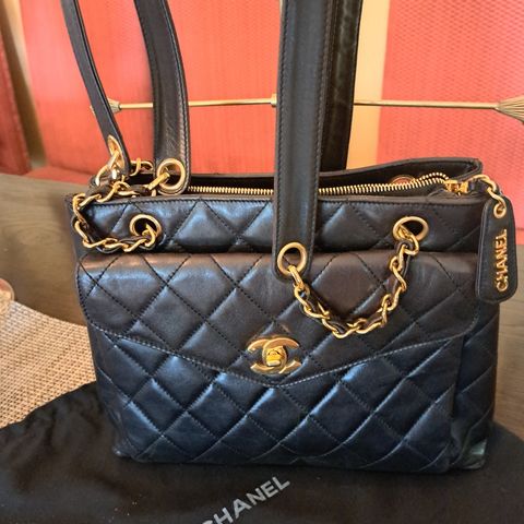 CHANEL VINTAGE HÅNDVESKE.