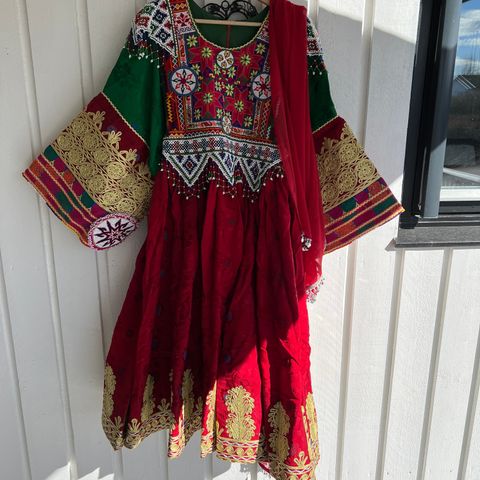 Afghan dress med bukse og skjerf