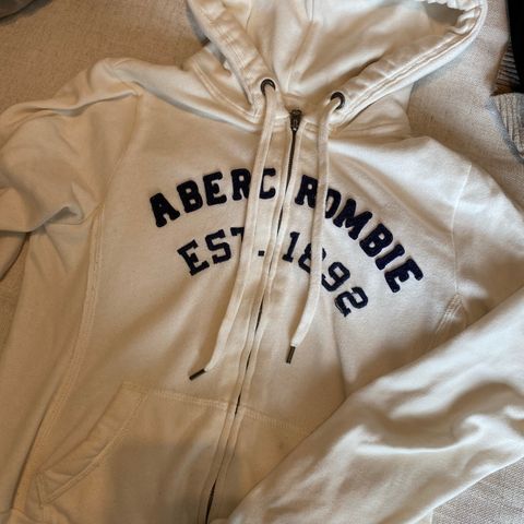 Masse gensere fra Abercrombie & Fitch, Juicy Couture