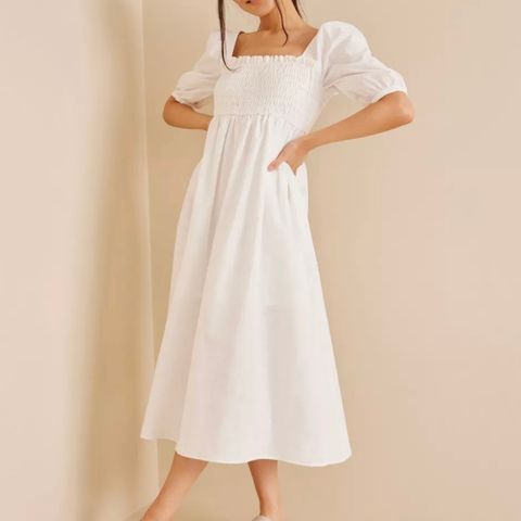 Hvit kjole i vaffelsøm