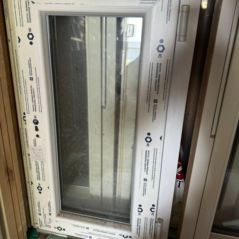 BUNNHENGSLET PVC vinduer selges.  500 x 1200