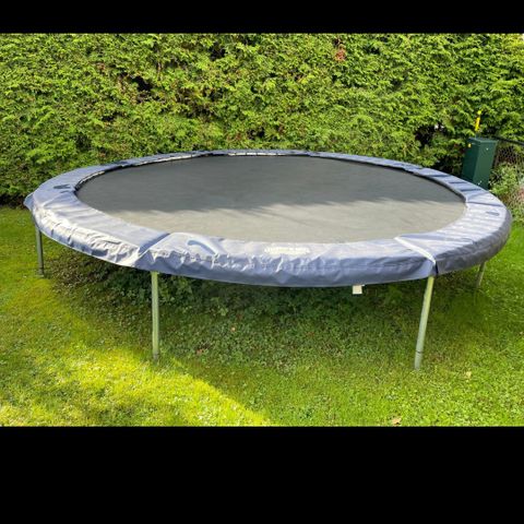 Jump King trampoline gis bort