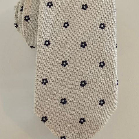 Pent brukt slips i silke