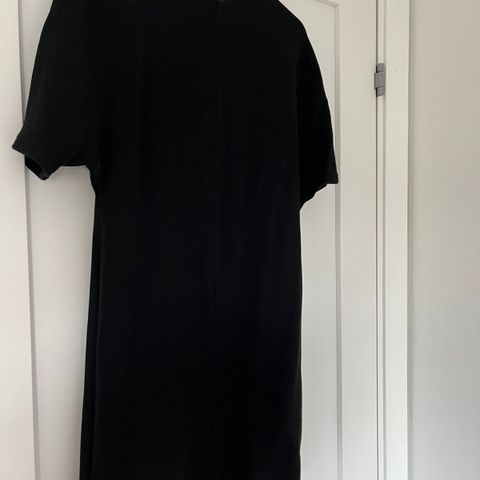 Svart kort kjole fra Filippa K i ull & viskose