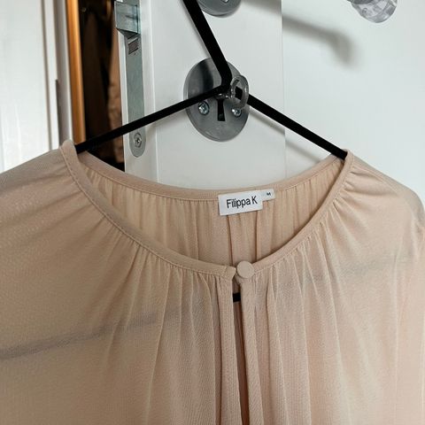 Fersken-farget bluse fra Filippa K