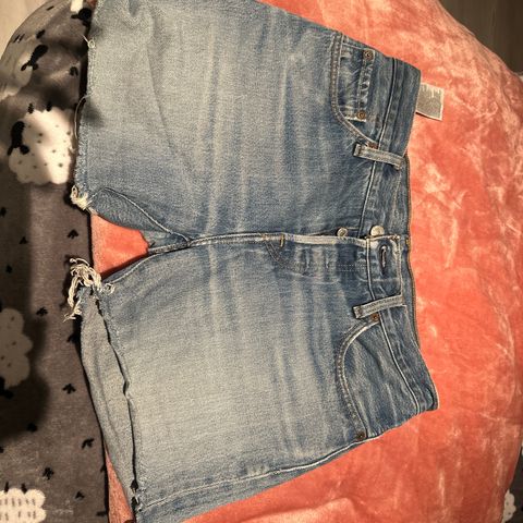 Levis shorts 26