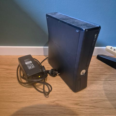 Xbox 360 (m.50GB HDD) + 3x Kontrollere