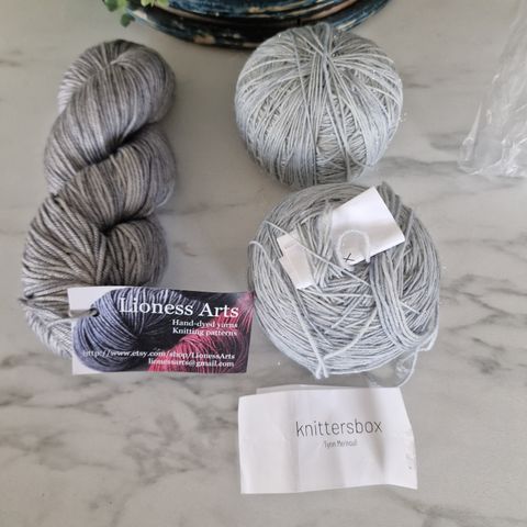 Knittersbox og Lioness arts garn - håndfarget- 300 gram