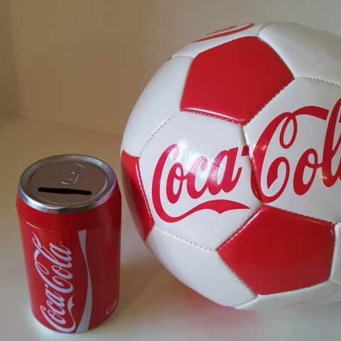 Ny fotballball Coca Cola pluss Coca Cola sparegris.  For samlere.