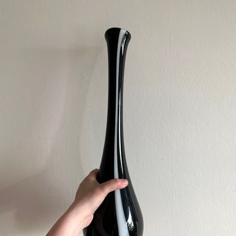 Høy sort vase