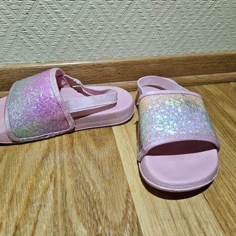 Glitende sandaler/flipflops str 25