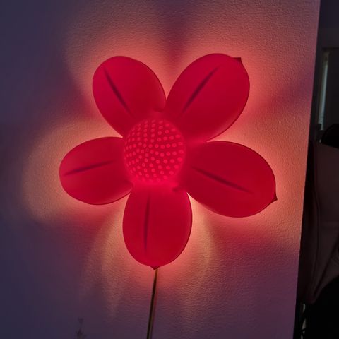 Ikea blomsterlampe selges.