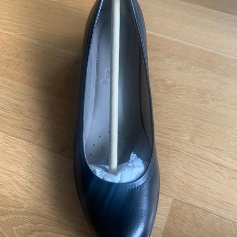 Ny skinn Ecco pumps m lav hæl i esken. st 38. kr 550