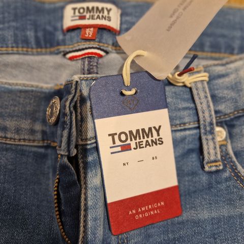 Dongeribukse fra Tommy Hilfiger