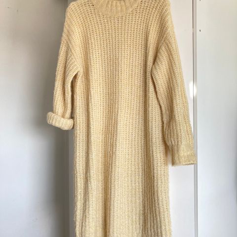 Gul strikket kjole fra MONKI