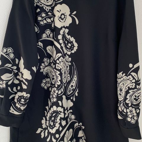 Kjole i svart med hvite blomster fra Zara - størrelse XL ( liten størrelse)