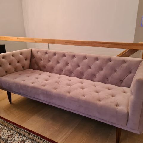 Designer sofa selges i farge pudder rosa