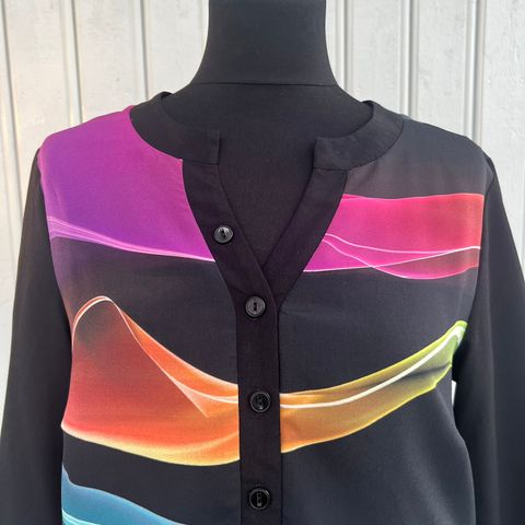 Fargerik bluse fra S.O.L Design