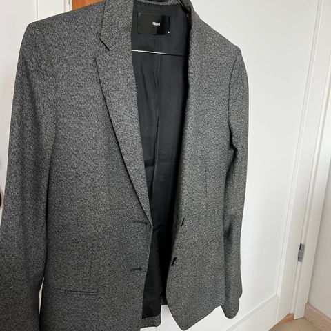 Gråmelert blazer fra Filippa K