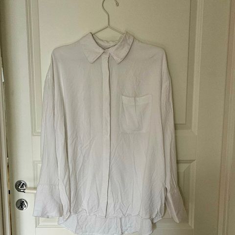 Oversized skjorte/bluse fra Weekday (viskose)