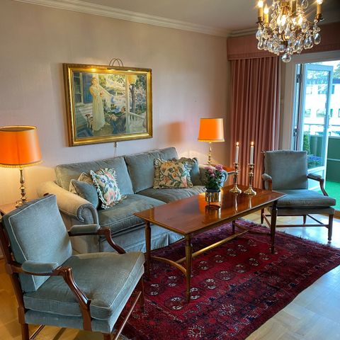 2-seter sofa med 2 Gripsholm stoler