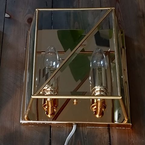 Flott retro  vegglampe, håndslipte detaljer på glasset.