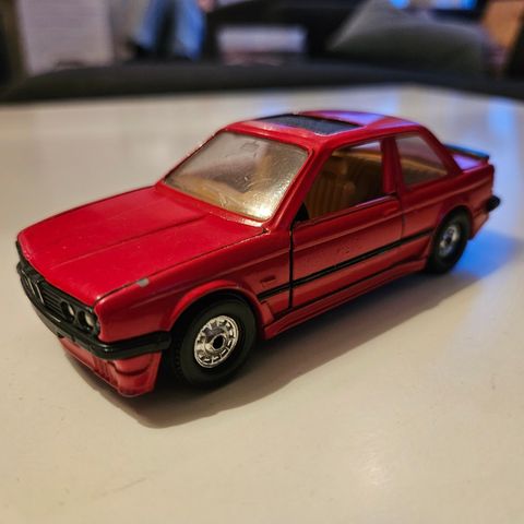 BMW 325i diecast fra Corgi