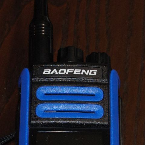 Baofeng1802 L5WUHFVHF2200MAhBatterie,BatterieKlips,Lader.Nå Kun 800 Kr.